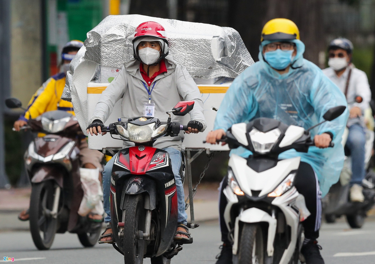 Trước đó, Trưởng ban Tuyên giáo Thành ủy TP.HCM Phan Nguyễn Như Khuê khẳng định thông tin phong tỏa, đóng cửa (lockdown) toàn thành phố lan truyền trên mạng là không chính xác. “Người dân không nên hiểu là lockdown hay giới nghiêm, thiết quân luật, không có chuyện đó. Đây là tiếp tục đẩy mạnh biện pháp chung, chuyên sâu, nâng cao hơn. Không phải đóng cửa”, ông Khuê nhấn mạnh.