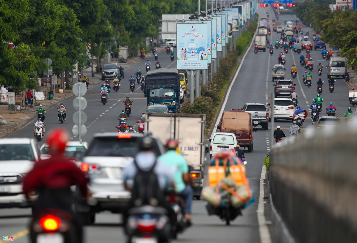 Ngày 20/8, nhiều tuyến đường liên quận ở TP.HCM tiếp tục tấp nập người qua lại. Trong ảnh là đường Cộng Hoà, quận Tân Bình lúc 15h.