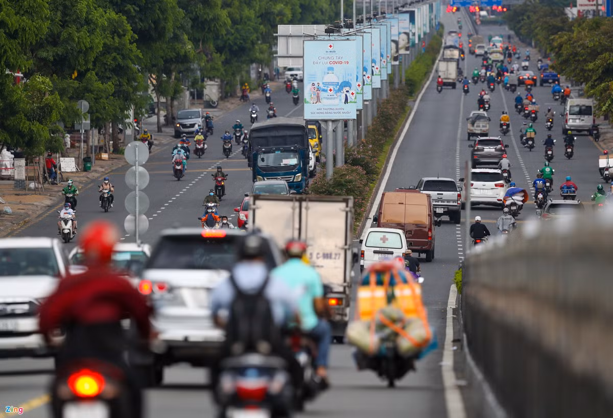 Ngày 20/8, nhiều tuyến đường liên quận ở TP.HCM tiếp tục tấp nập người qua lại. Trong ảnh là đường Cộng Hoà, quận Tân Bình lúc 15h.