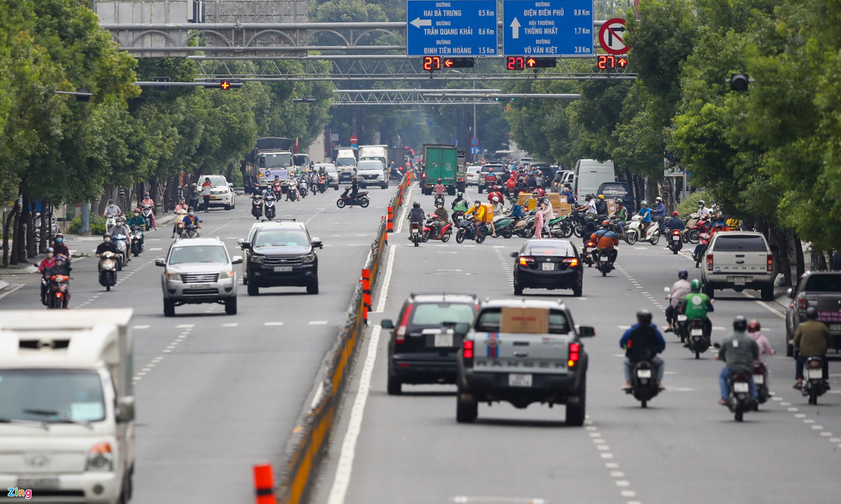Đường Nguyễn Văn Trỗi đoạn hướng về trung tâm quận 1 tấp nập đầu giờ chiều 20/8.