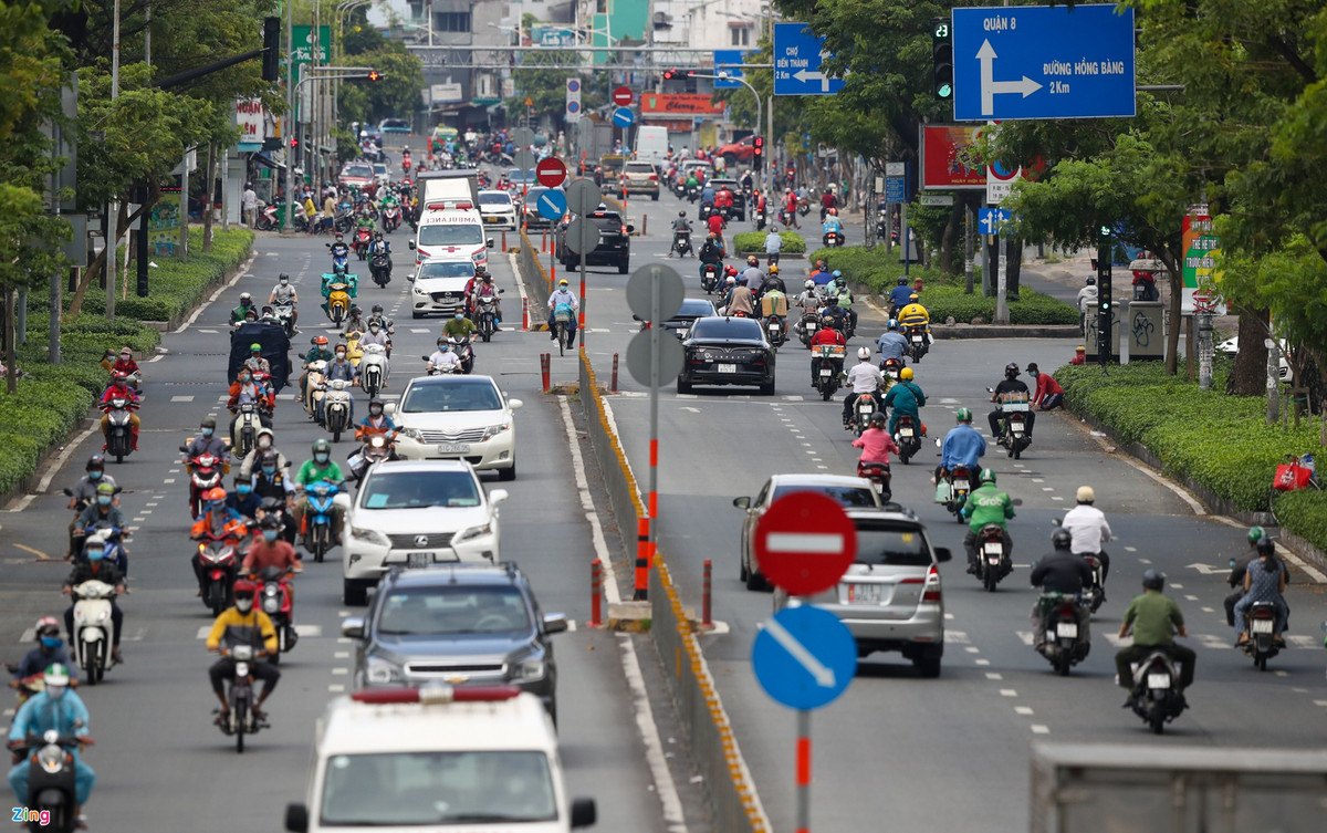 Trên đường Nguyễn Văn Cừ (quận 5), lượng xe cộ lưu thông đông hơn những ngày trước.