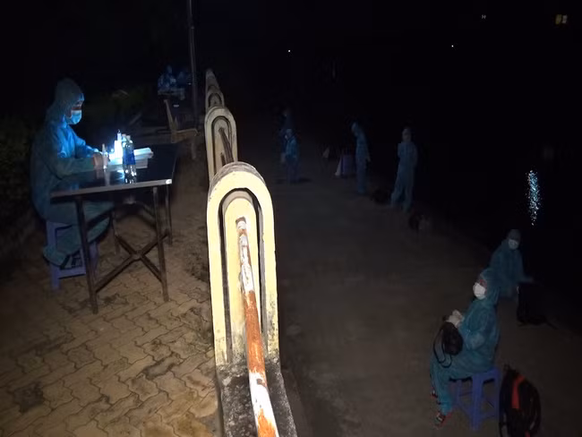 Tiếp đó, khoảng 22 giờ 40 phút đêm 27/7/2021, tổ tuần tra kiểm soát lưu động của ĐBP Cầu Muống phát hiện 07 đối tượng nhập cảnh trái phép từ Campuchia vào Việt Nam. Ngay sau khi phát hiện, các lực lượng chức năng đã làm thủ tục khai báo y tế, kiểm tra sức khỏe, hoàn chỉnh hồ sơ xử phạt vi phạm hành chính đưa các đối tượng trên đi cách ly tập trung theo quy định. 