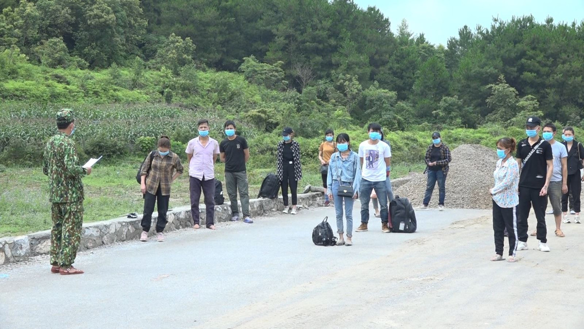 Bắt giữ người Việt Nam nhập cảnh trái phép tại tỉnh Cao Bằng: Ngày 6/8, thông tin từ Đồn Biên phòng Ngọc Côn, bộ đội Biên phòng tỉnh Cao Bằng, trong quá trình thực hiện nhiệm vụ tuần tra, Đồn Biên phòng Ngọc Côn đã phát hiện, bắt giữ 26 người Việt Nam nhập cảnh trái phép từ Trung Quốc về nước tại khu vực Mốc 785. Số người này xuất cảnh trái phép sang tìm việc làm tại Trung Quốc từ vài năm trước. (Ảnh: Báo Giang)