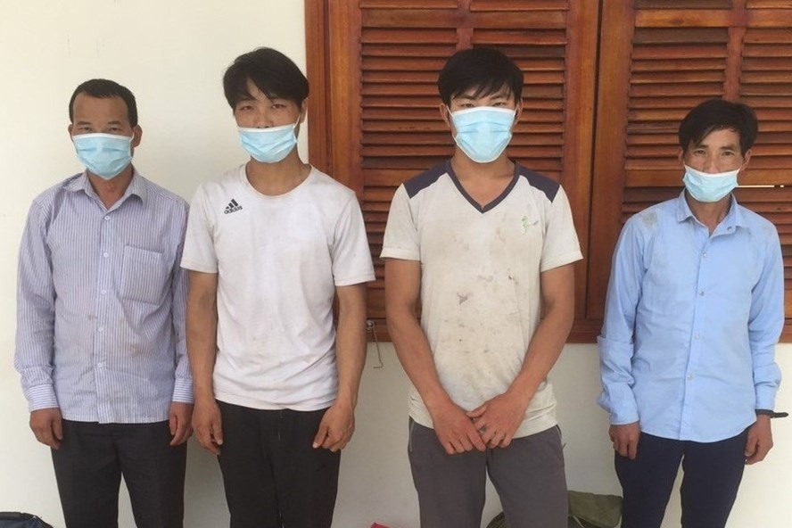 Quảng Nam bắt giữ 4 đối tượng nhập cảnh từ Lào: Sáng 18/7 Trung tá Đỗ Xuân Trinh - Đồn trưởng Đồn Biên phòng Cửa khẩu Nam Giang, Quảng Nam đã phát hiện, bắt giữ 4 người đang nhập cảnh trái phép từ Lào về Việt Nam. Những người này đi khai thác dược liệu bên Lào, sau khi hết lương thực thì trở về Việt Nam theo đường mòn. 