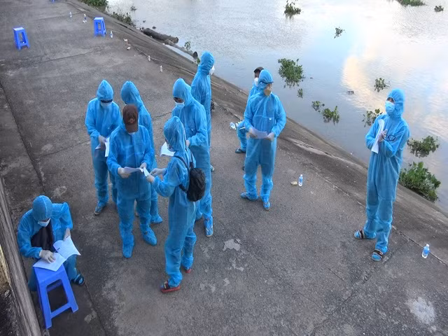  Đồng Tháp phát hiện hàng chục người nhập cảnh trái phép trong đêm: Ngày 7/7/2021, Tổ công tác của Đồn Biên phòng Bình Thạnh đang thực hiện nhiệm vụ phòng, chống dịch COVID-19 thì phát hiện 10 người nhập cảnh trái phép từ Campuchia vào Việt Nam, tại khu vực kênh Mộc Rá (ấp Tân Hòa, xã Tân Hội, TP Hồng Ngự, Đồng Tháp). (Ảnh: VTV)