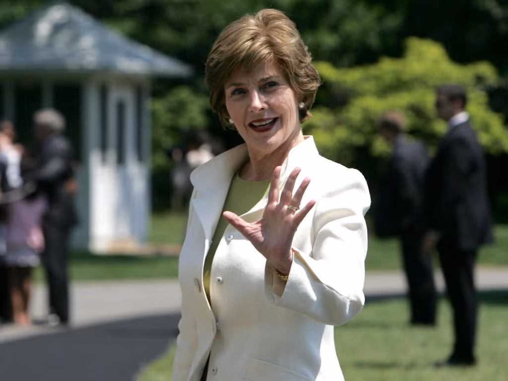 Theo Insider, bà Laura Bush là đệ nhất phu nhân duy nhất trong số 41 người ở cương vị này sinh đôi tính đến hiện tại. Hai cô con gái của bà là Barbara và Jenna chào đời năm 1981. Laura cũng từng phát biểu thay thế tổng thống Mỹ trong bài phát thanh hàng tuần của ông và đồng ý làm chứng trước một ủy ban của Thượng viện về giáo dục. Ảnh: Getty.