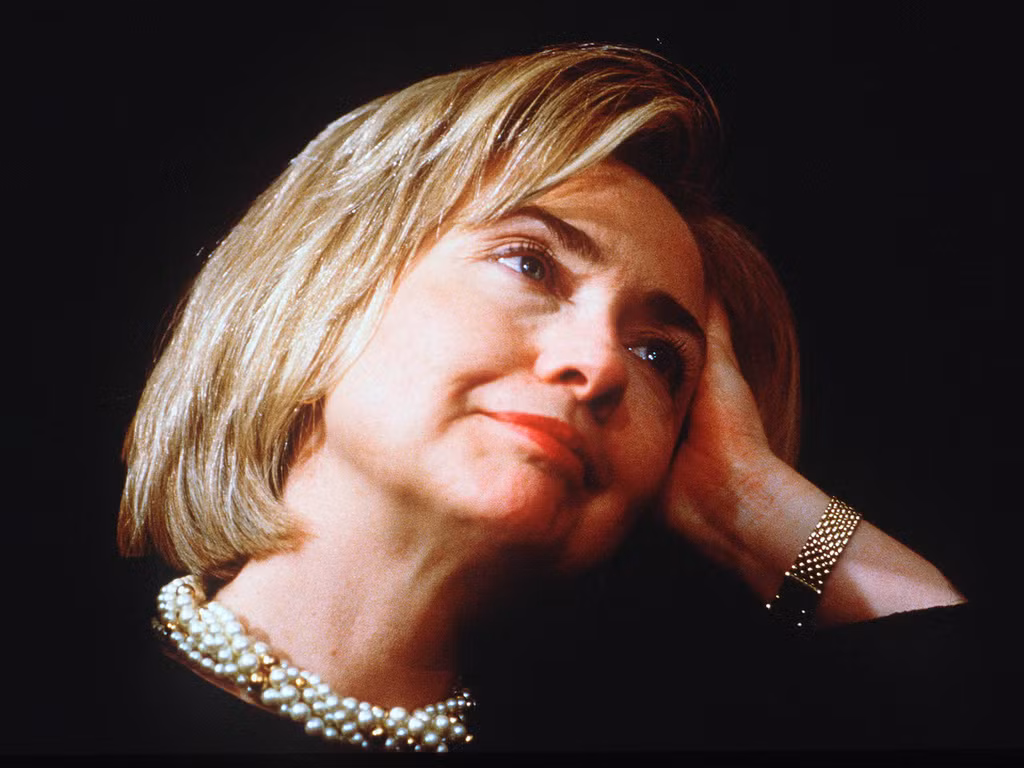 Hillary Clinton (sinh năm 1947) là một trong những đệ nhất phu nhân thành đạt nhất trong lịch sử nước Mỹ. Là tiến sĩ luật được đào tạo ở ĐH Yale danh giá, bà xây dựng sự nghiệp luật sư thành công khi từng làm tư vấn pháp luật cho Quốc hội hay được bổ nhiệm là nữ chủ tịch đầu tiên của Công ty Dịch vụ Pháp lý. Sau cuộc hôn nhân với Bill Clinton vào năm 1975, bà trở thành một trong những cố vấn thân cận nhất của chồng trong suốt sự nghiệp chính trị, đỉnh điểm là việc ông đắc cử tổng thống vào năm 1992. Ảnh: Getty.