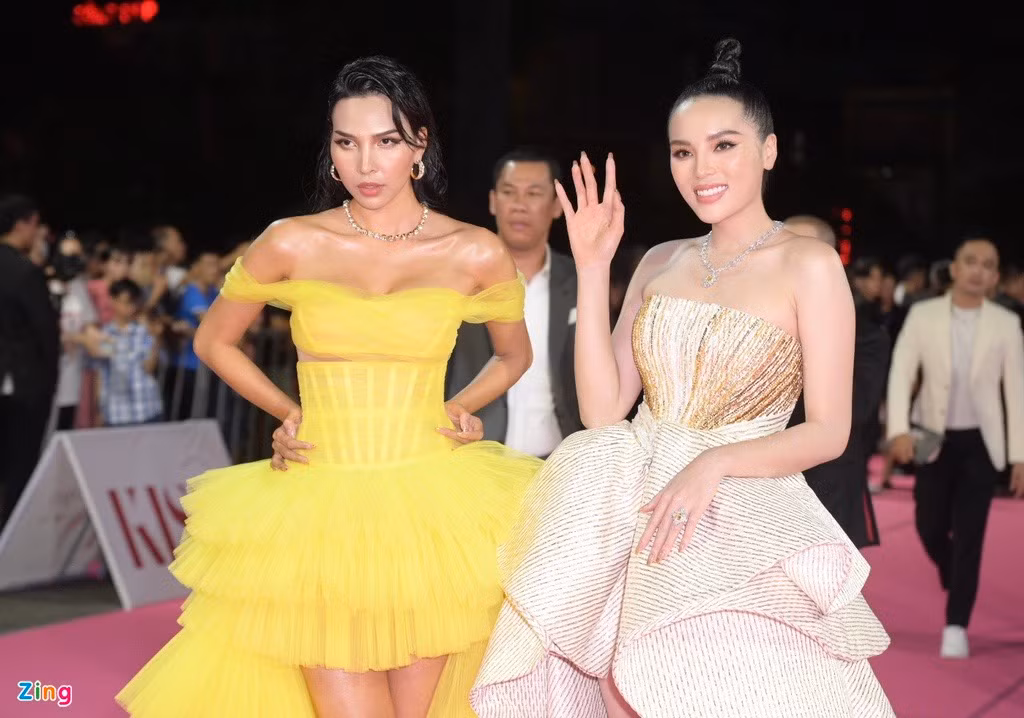 Hoa hậu Việt Nam 2014 Nguyễn Cao Kỳ Duyên sánh bước bên siêu mẫu Minh Triệu. Hai người luôn đồng hành trong các sự kiện giải trí. Hai người đẹp vướng nghi vấn yêu đồng tính nhưng chưa từng lên tiếng giải thích hay bác bỏ.