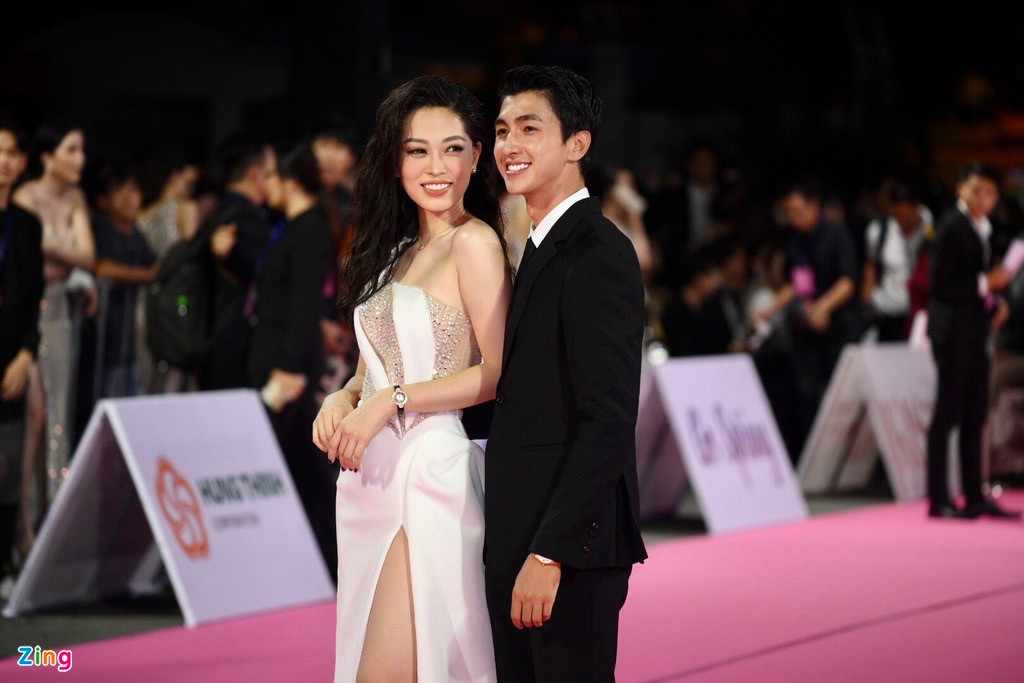 Người đẹp 22 tuổi dự sự kiện cùng bạn trai - diễn viên Bình An. Cặp sao là một trong những đôi tình nhân được yêu mến nhất showbiz Việt.