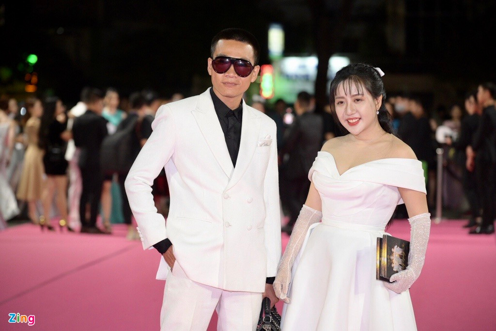 Wowy dự sự kiện cùng nhà thiết kế Anh Thư. Trả lời câu hỏi của người đẹp Thùy Tiên, nam rapper cho biết anh hồi hộp và chờ mong giờ khắc đăng quang của tân hoa hậu.