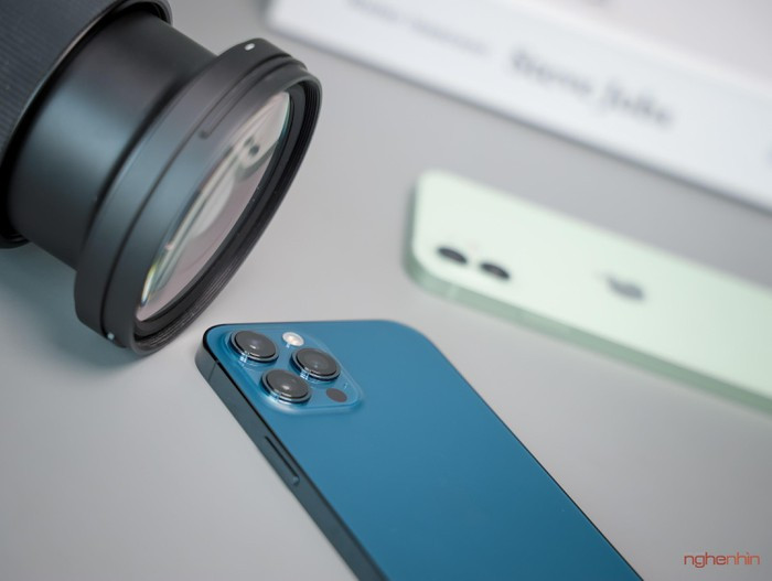 Thử chụp bằng iPhone 12 Pro Max trong các điều kiện môi trường đủ và thiếu sáng với chế độ chân dung. Ảnh cho độ chi tiết tốt, độ tương phản và độ sáng cao, màu sắc chân thực không quá nịnh mặt. Phần viền giữa chủ thể và nền được chuyển mượt, ít lỗi.