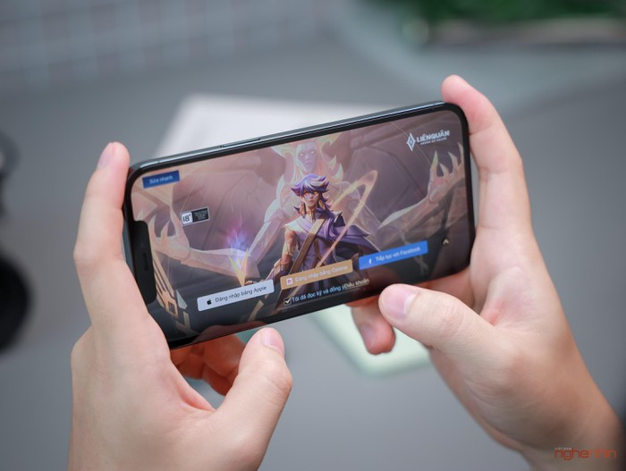 Sẽ hơi cấn tay nhưng bù lại người dùng sẽ được trải nghiệm màn hình lớn với kích cỡ lên tới 6,7 inch. Màn hình sử dụng tấm nền OLED, Super Retina XDR được bảo vệ bởi kính cường lực Ceramic Shield. Về chất lượng hiển thị màn hình iPhone 12 Pro Max tương tự như iPhone 12 về Việt Nam trước đó, chỉ khác không gian hiển thị rộng hơn.