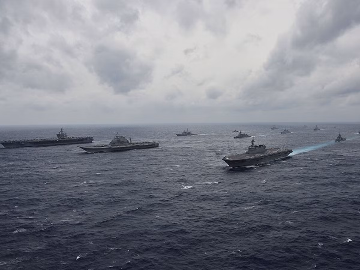 Tàu chiến Ấn Độ và Nhật Bản tập trận chung ở Ấn Độ Dương hồi tháng 6/2020. Ảnh: AP