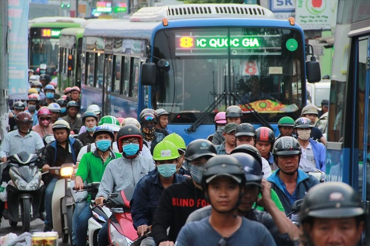 TPHCM: Vi sao kiem tien ti tu quang cao tren xe buyt gap kho?-Hinh-2