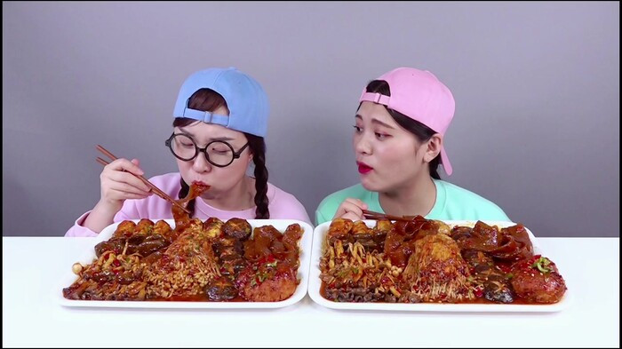 Lai them nu YouTuber thu nhap khung bi to lam vlog mat ve sinh