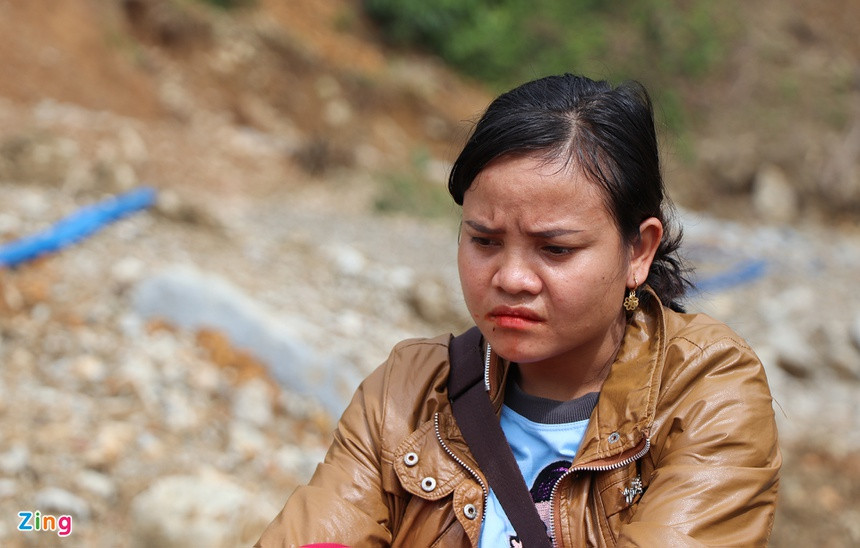 Là nạn nhân thoát chết trong vụ sạt lở, chị Hồ Thị Thiêm đã nằm viện gần 20 ngày. Sau khi xuất viện, chị đến hiện trường để mong chờ tin tức người thân." Hiện chưa thấy thi thể em trai, em gái và cháu tôi", chị Thiêm cho hay.