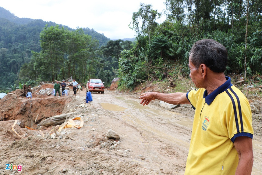 Chỉ tay về khu vực người dân vừa đào bới vì nghi ngờ có nạn nhân bị cuốn đi, ông Hồ Văn Đề cho biết đã 30 ngày qua, ông luôn túc trực tại đây với hi vọng tìm được thi thể người thân.