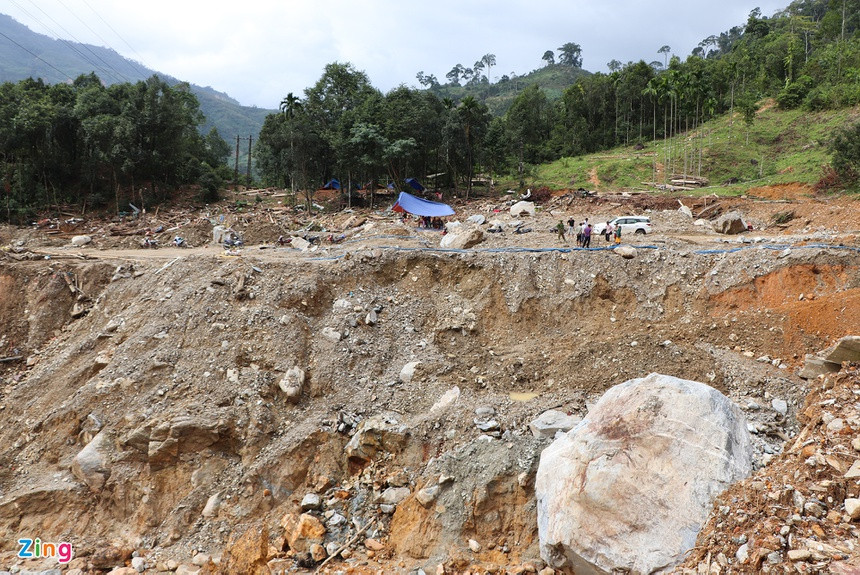 Ngày 26/11, lực lượng chức năng cùng người dân huyện Nam Trà My, Quảng Nam, vẫn đang tích cực tìm kiếm 13 nạn nhân còn mất tích sau vụ sạt lở ngày 28/10 tại xã Trà Leng.