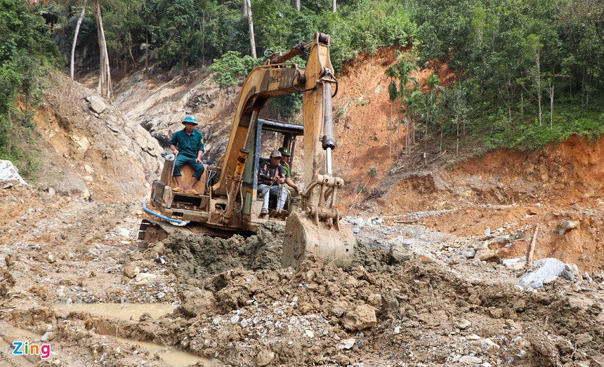 Có 2 máy xúc được huy động đào lại những khu vực nghi ngờ có người bị cuốn đi.