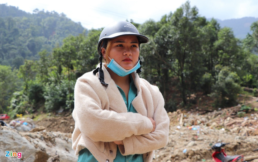 "Nhà tôi còn 5 người thân mất tích, trong đó có mẹ và con gái. Sáng tôi lại qua đây chờ đợi tin về việc tìm kiếm, tối thì về điểm trường gần đây để ngủ", chị Hồ Thị Hòe buồn bã chia sẻ.