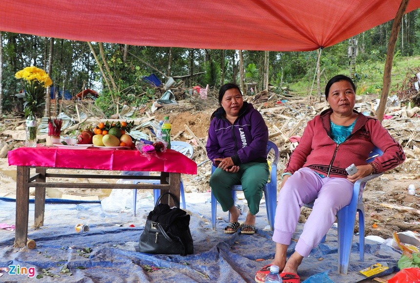 Người dân địa phương đã lập lán trại để ở tại hiện trường túc trực.