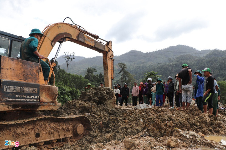 Tại khu vực xảy ra vụ sạt lở, thời tiết thay đổi và có nhiều lúc mưa lớn nhưng người dân vẫn dõi theo việc tìm kiếm nạn nhân.