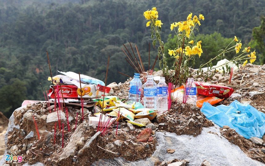 Người dân địa phương lập bàn thờ vọng, thắp hương để cúng bái khắp khu vực sạt lở.