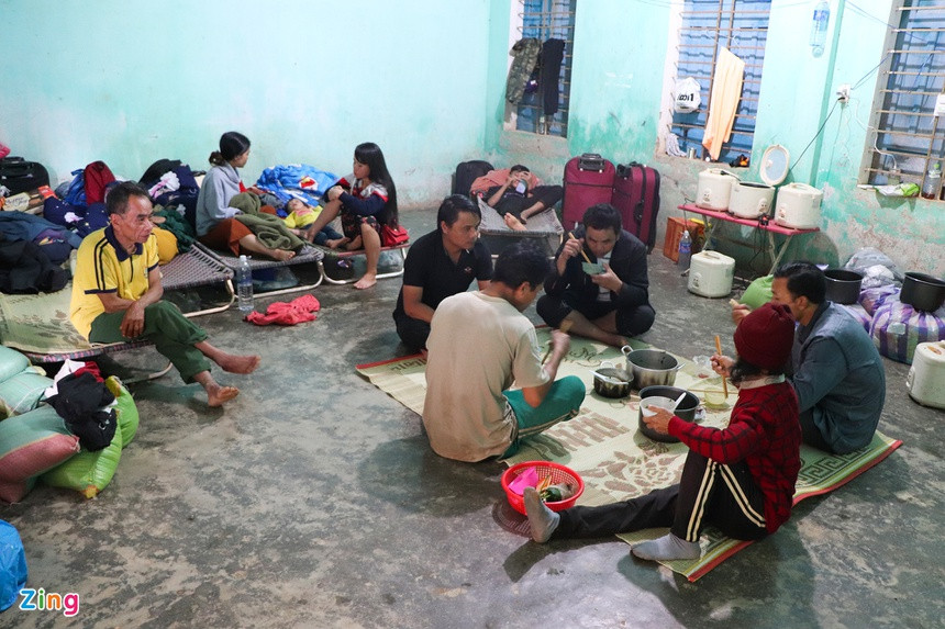 Vụ sạt lở khiến 15 hộ gia đình bị cuốn trôi nhà cửa, chính quyền địa phương đã đưa các hộ dân đến ở tạm tại trường tiểu học Trà Leng.