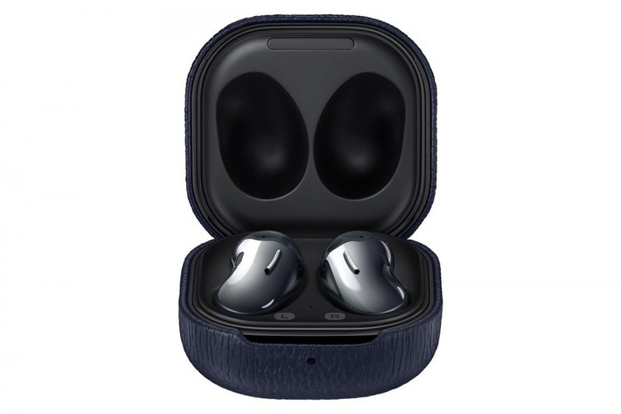 Còn với Galaxy Buds Live, hiếm khi Samsung ra mắt ốp da cho tai nghe của họ, đây có lẽ là trường hợp đầu tiên.
