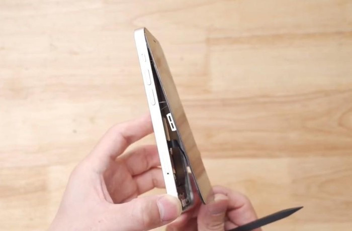 Màn hình có 2 cáp kết nối với bo mạch chủ nên không mở màn hình quá mạnh, nếu không, dây cáp có thể bị đứt.