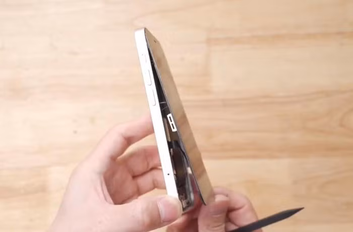 Màn hình có 2 cáp kết nối với bo mạch chủ nên không mở màn hình quá mạnh, nếu không, dây cáp có thể bị đứt.