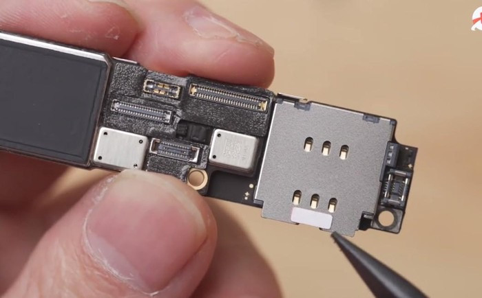 Camera chính 12MP với chống rung OIS và camera siêu rộng 12MP. Không giống như các mẫu iPhone 12 khác, mạch thẻ SIM của máy được tích hợp vào bo mạch chủ.