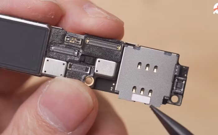 Camera chính 12MP với chống rung OIS và camera siêu rộng 12MP. Không giống như các mẫu iPhone 12 khác, mạch thẻ SIM của máy được tích hợp vào bo mạch chủ.