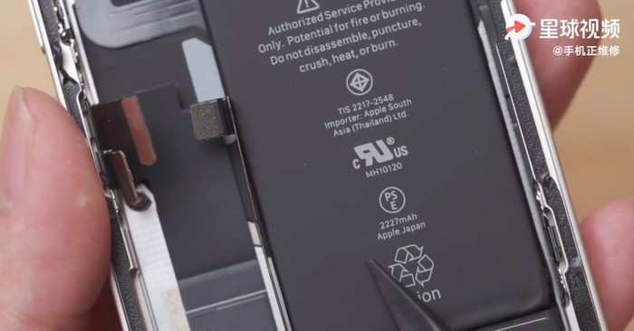 Ngay khi nhấc được màn hình ra bên dưới sẽ là viên pin A2471, 3.85V, 8.57Wh, dung lượng 2.227mAh, kém xa so với các mẫu 12-series khác nên thời lượng pin có lẽ sẽ cần phải kiếm chứng.