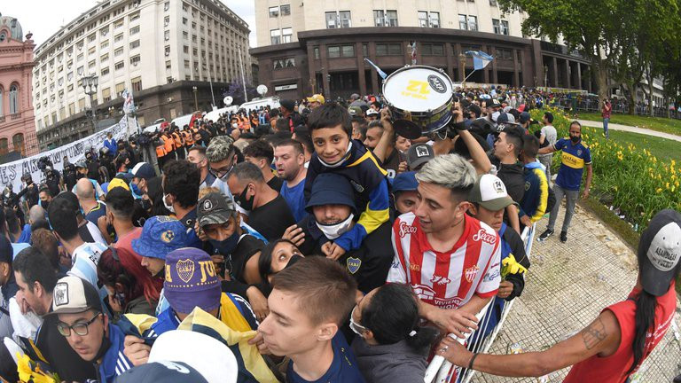 Nhiều CĐV hiền hòa và kiên nhẫn chờ đến lượt mình.