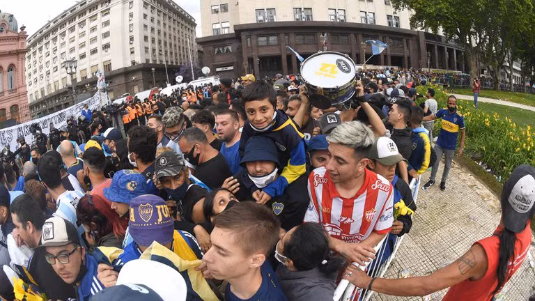 Nhiều CĐV hiền hòa và kiên nhẫn chờ đến lượt mình.