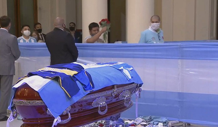 Người hâm mộ tiễn chào "Cậu bé vàng" lần cuối.