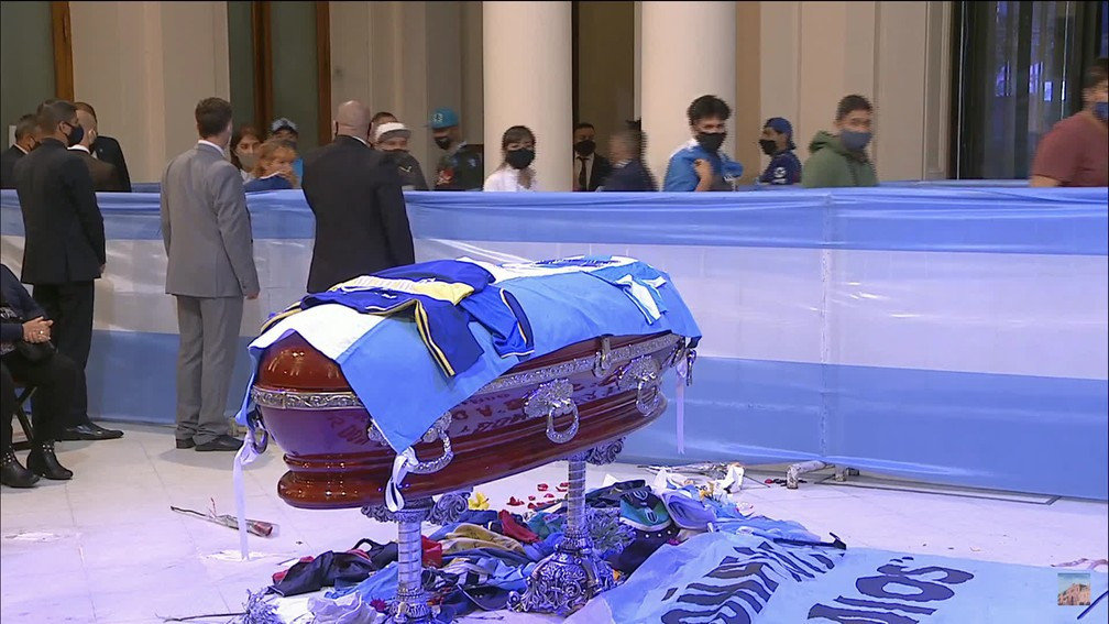 Linh cữu của Maradona bên trong phủ Tổng thống được phủ cờ Argentina