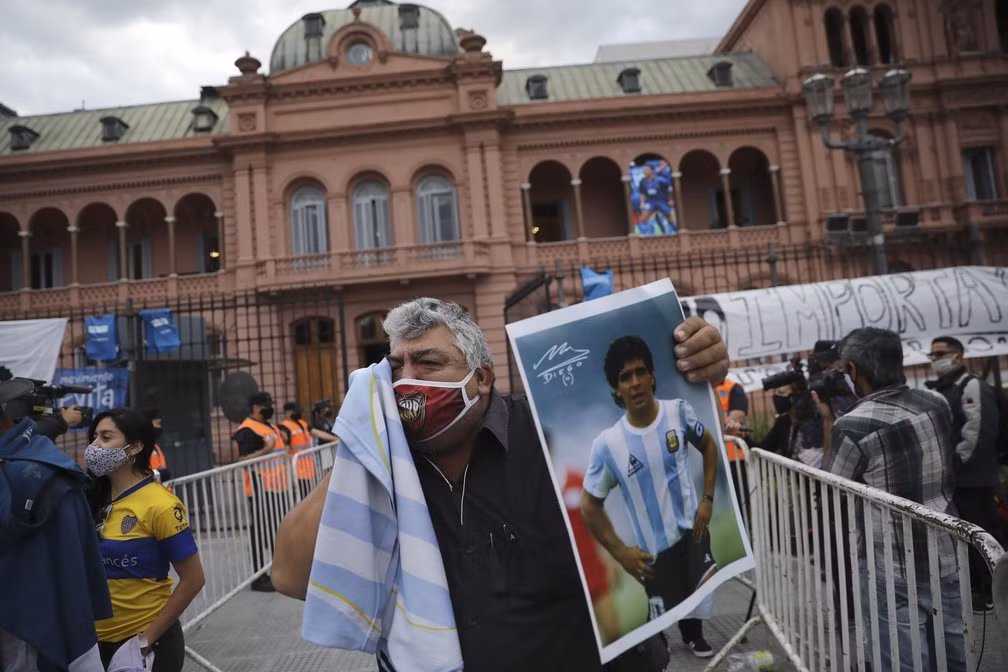 Chính phủ Argentina thông báo để quốc tang Diego Maradona trong vòng 3 ngày như một sự tri ân lớn với huyền thoại 60 tuổi.