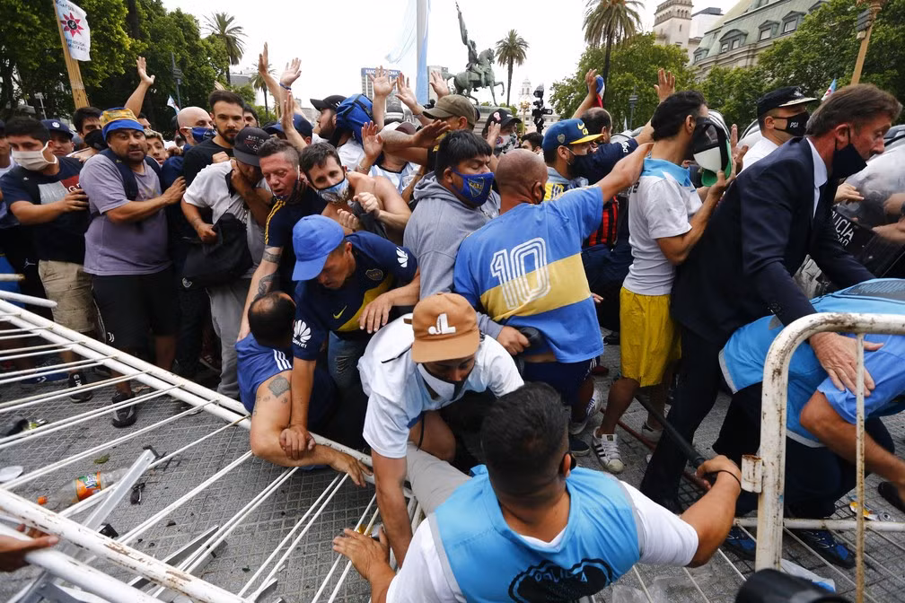 Theo tờ InfoBae, hàng chục người hâm mộ không thể chờ đợi đến lượt mình...