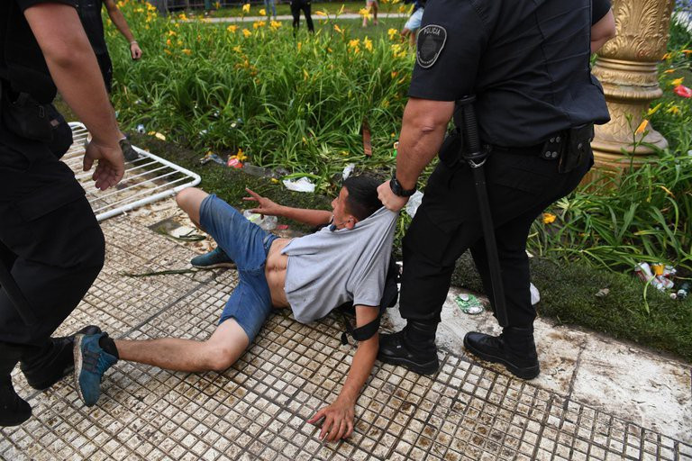 ... để ngăn không cho đám tang của huyền thoại Maradona bị "vỡ trận"