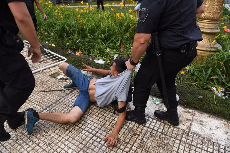 ... để ngăn không cho đám tang của huyền thoại Maradona bị "vỡ trận"