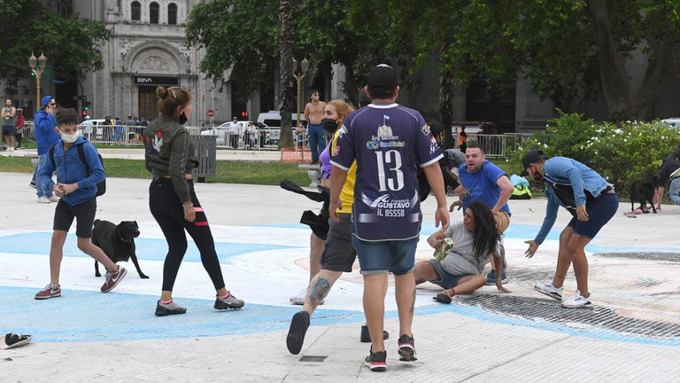 Một cảnh tượng thực sự xấu xí ngay trên mặt sân nơi có hình vẽ lớn của Diego Maradona.