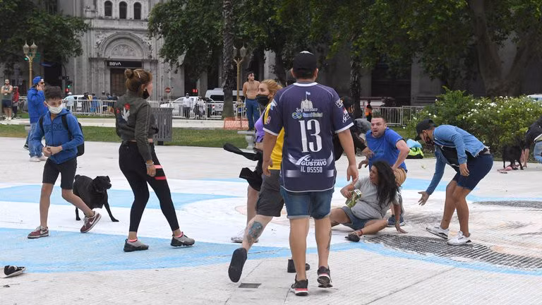 Một cảnh tượng thực sự xấu xí ngay trên mặt sân nơi có hình vẽ lớn của Diego Maradona.