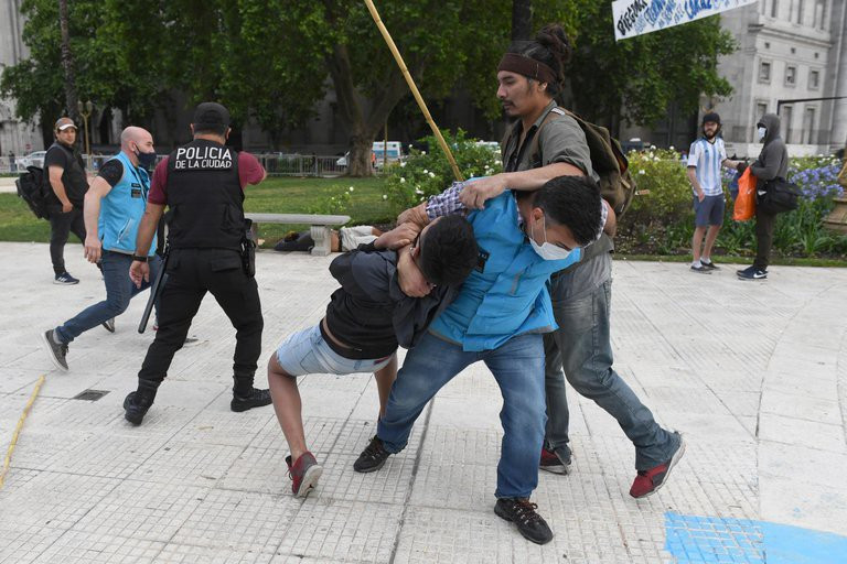 Rất may là cảnh sát đã can thiệp kịp thời...