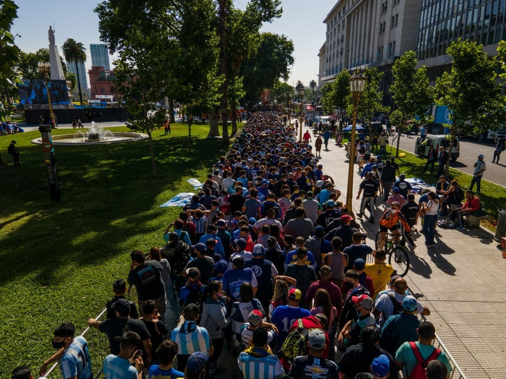 Hàng vạn người dân Argentina đã xuống đường xếp hàng...