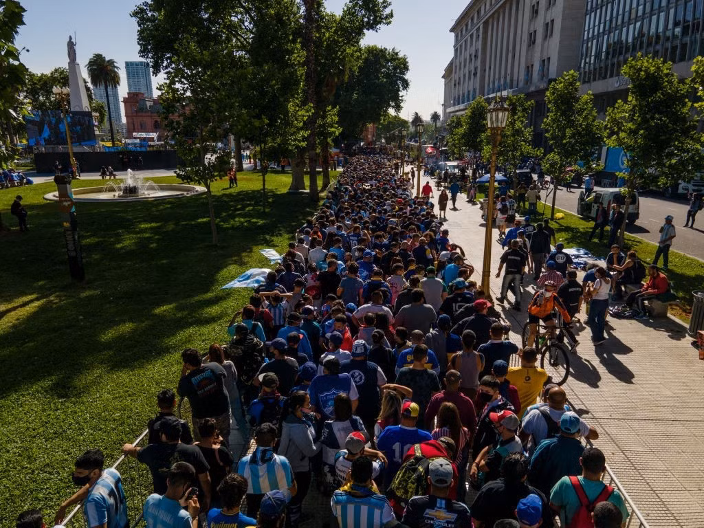 Hàng vạn người dân Argentina đã xuống đường xếp hàng...