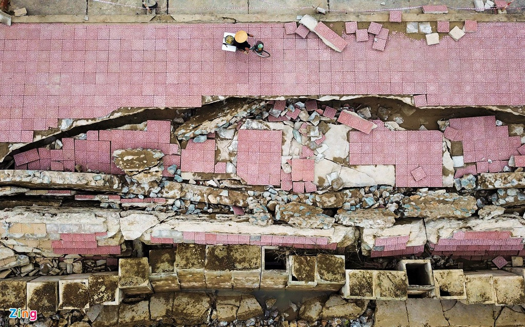 Nửa đường dạo bộ sụp xuống sau cơn bão.