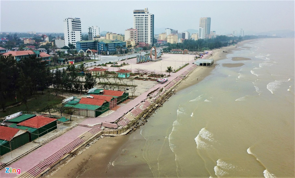 Theo người dân, tuyến kè biển sạt lở do mưa bão, sóng biển đánh mạnh là điều không tránh khỏi. Tuy nhiên, việc thiết kế và xây dựng tuyến kè chưa phù hợp với tình hình thực tế nên đã xảy ra sự cố. 