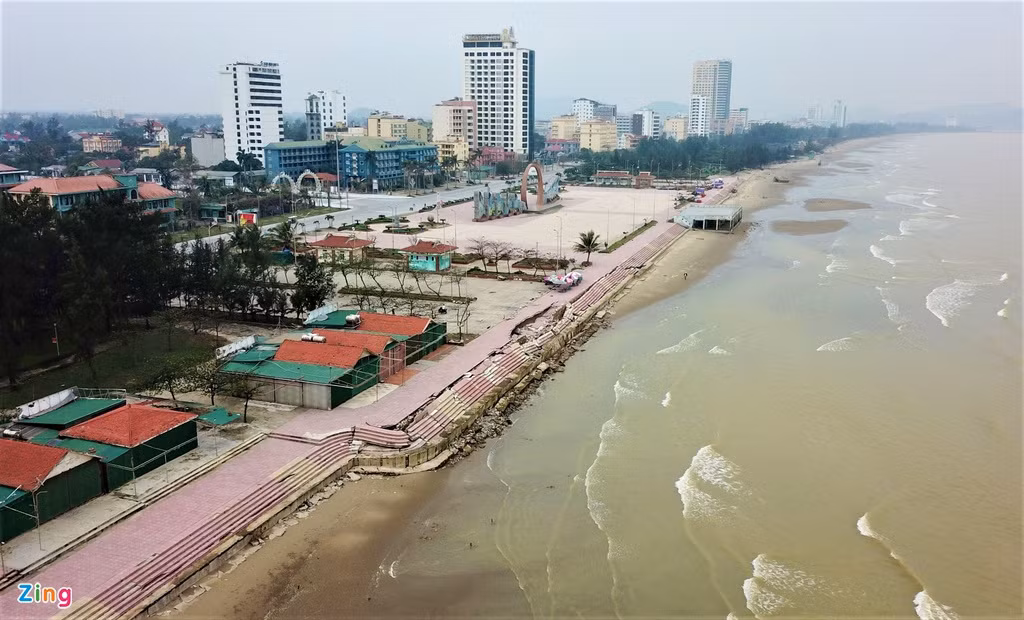 Theo người dân, tuyến kè biển sạt lở do mưa bão, sóng biển đánh mạnh là điều không tránh khỏi. Tuy nhiên, việc thiết kế và xây dựng tuyến kè chưa phù hợp với tình hình thực tế nên đã xảy ra sự cố. 